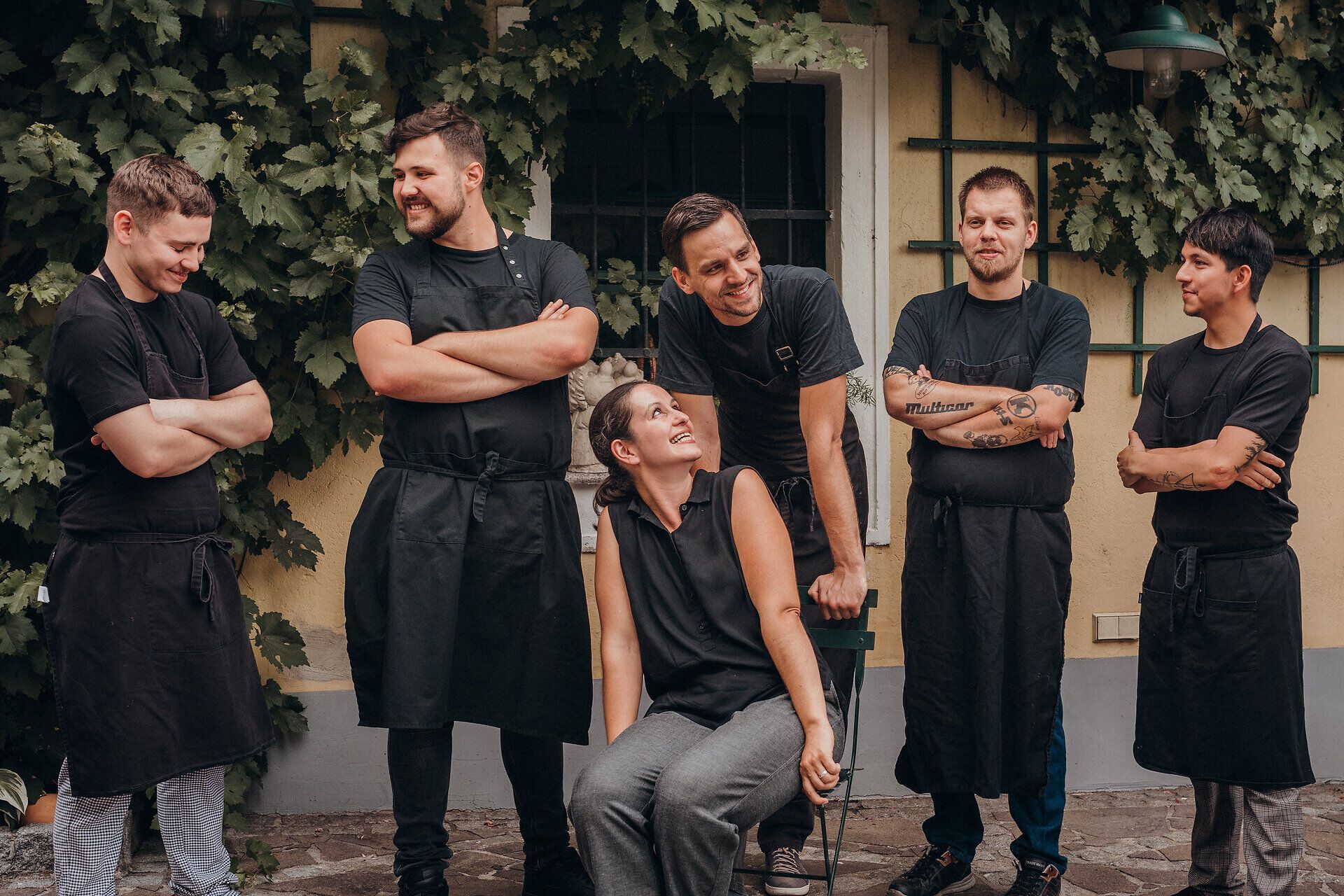 Ein herzliches Team versammelt sich vor dem Gasthof, um die Freude an der Wirtshauskultur zu teilen. Die entspannte Atmosphäre und das Lächeln der Mitarbeiter laden dazu ein, die kulinarischen Köstlichkeiten der Region zu genießen. Hier wird Gastfreundschaft großgeschrieben und jeder Besuch zu einem unvergesslichen Erlebnis.