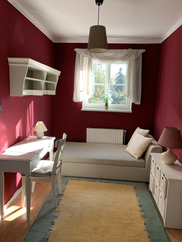 Schlafzimmer mit weißen Landhausmöbeln und roten Wönden