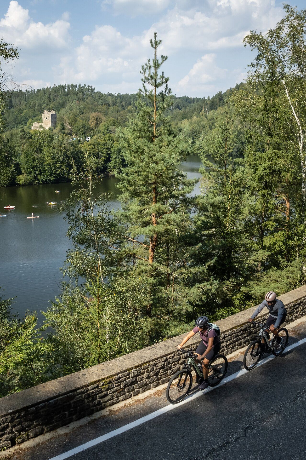 Die sanften Hügel und der glitzernde Stausee Dobra laden zu unvergesslichen Erlebnissen in der Natur ein. Radfahrer gleiten entspannt entlang des malerischen Ufers, während die üppigen Bäume Schatten spenden und die frische Luft zum Durchatmen einlädt.