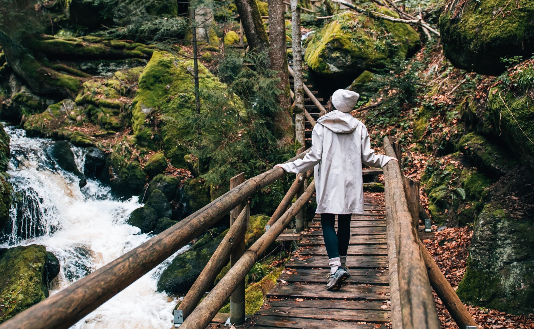 Frau überquert Brücke auf der Ysperklamm