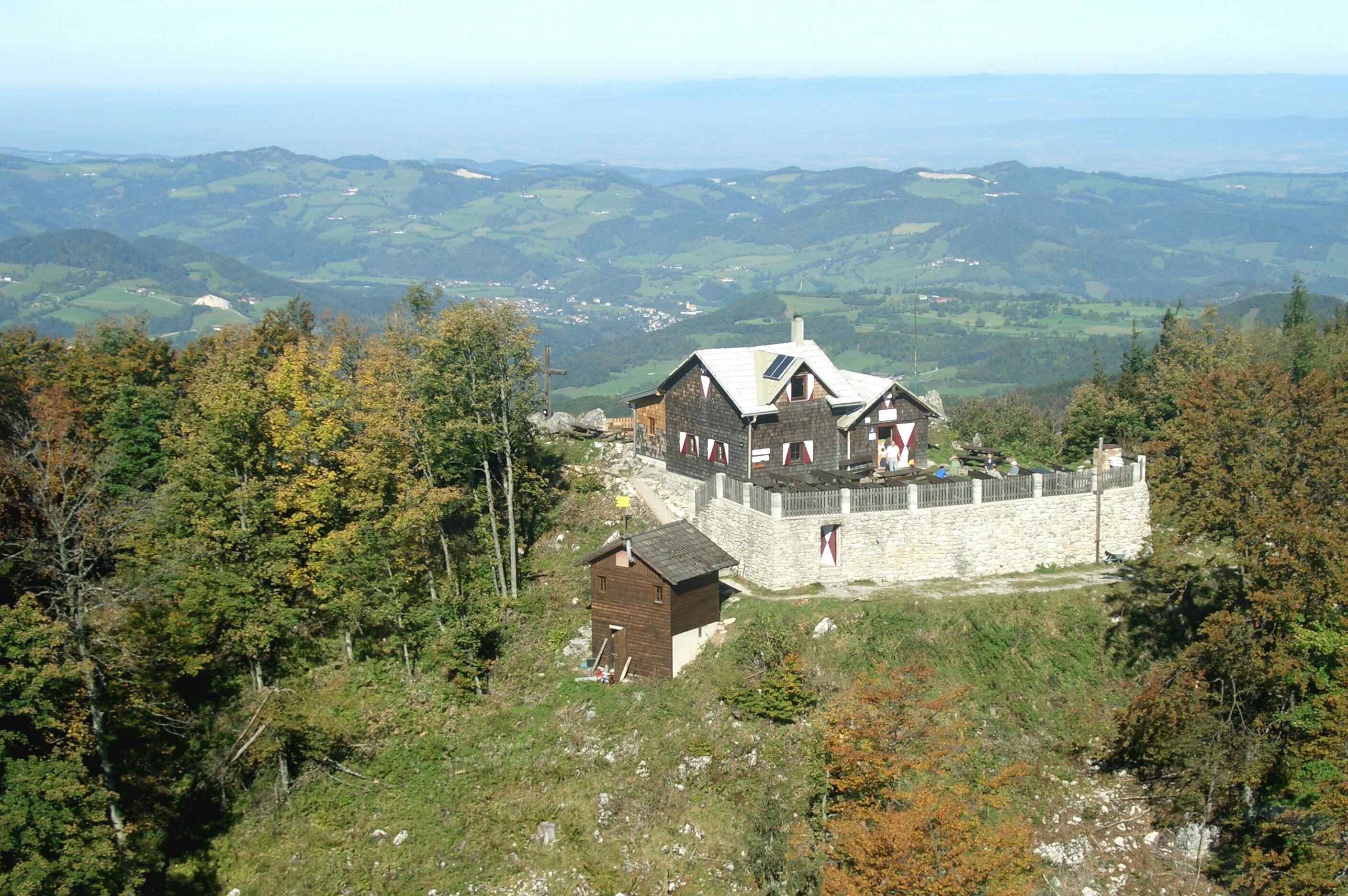 Berglandschaft mit dem Otto Kandler Haus im Vordergrund.