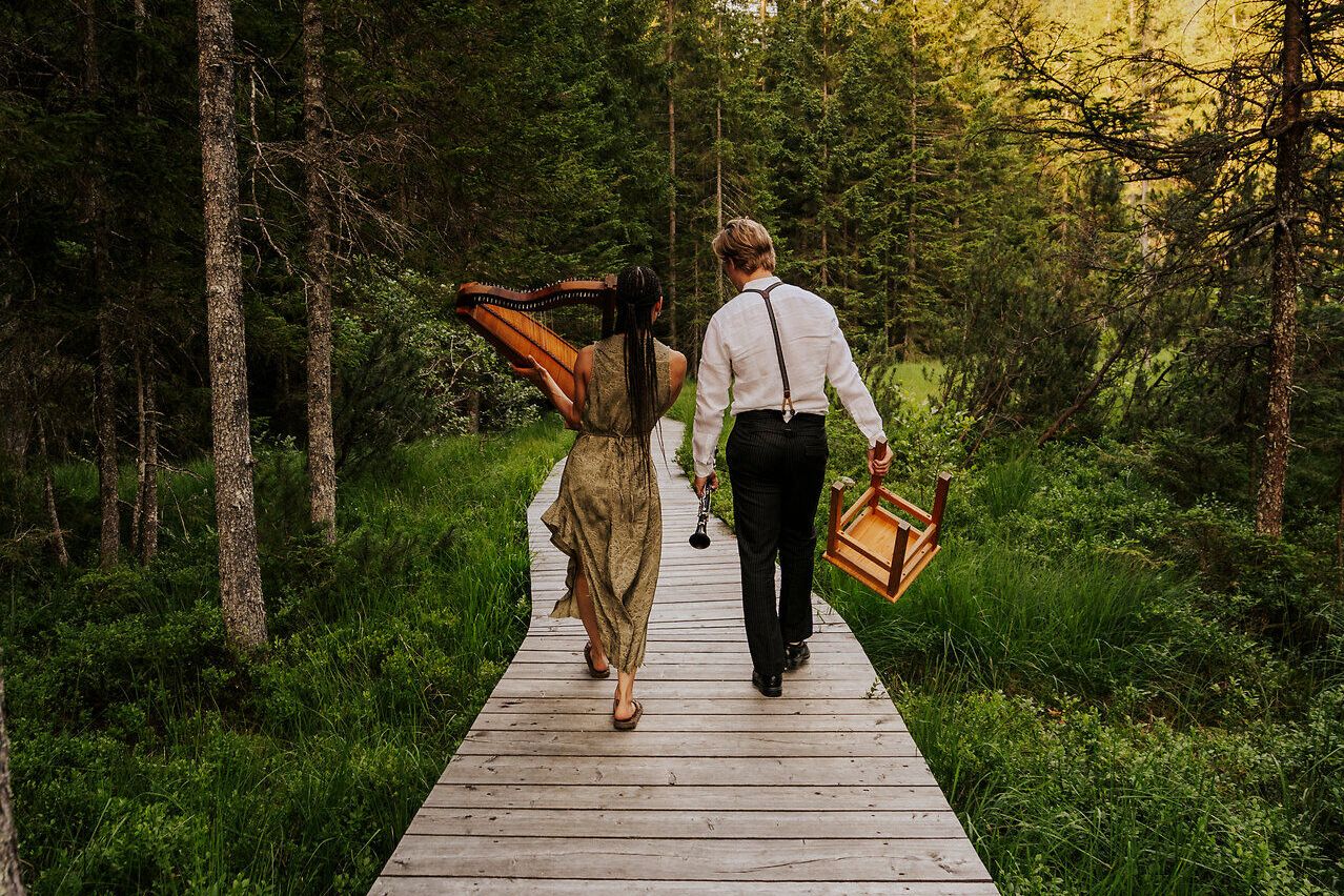 Ein harmonisches Zusammenspiel von Musik und Natur entfaltet sich auf dem Weg durch das Hochmoor. Die sanften Klänge der Klarinette und Harfe begleiten die Wanderer, während sie die üppige Vegetation und die atemberaubenden Ausblicke genießen. Hier, wo die Luft frisch und die Atmosphäre friedlich ist, wird jeder Schritt zu einem unvergesslichen Erlebnis.