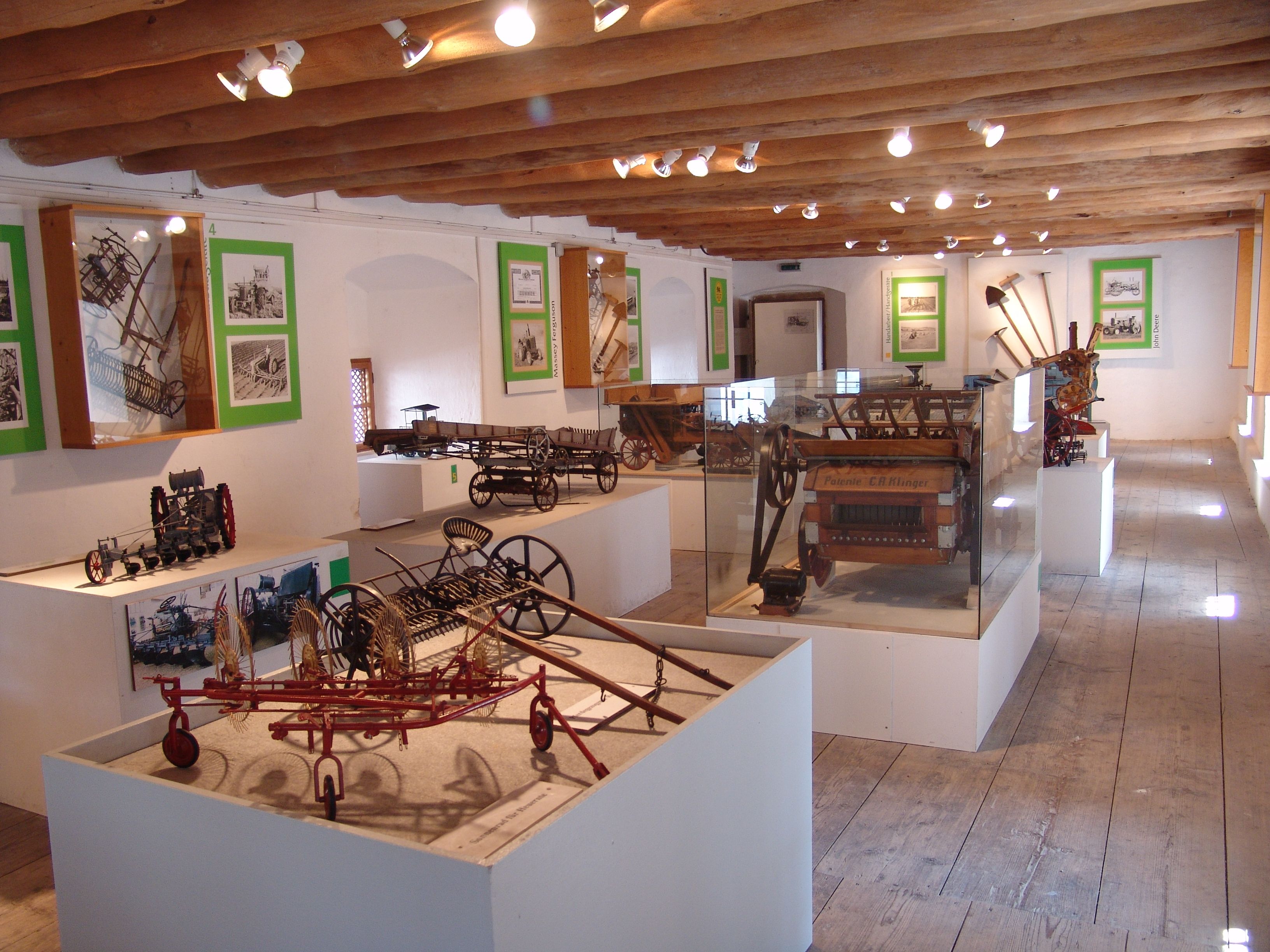 Ausstellung mit landwirtschaftlichen Maschinenmodellen in einem Museum.