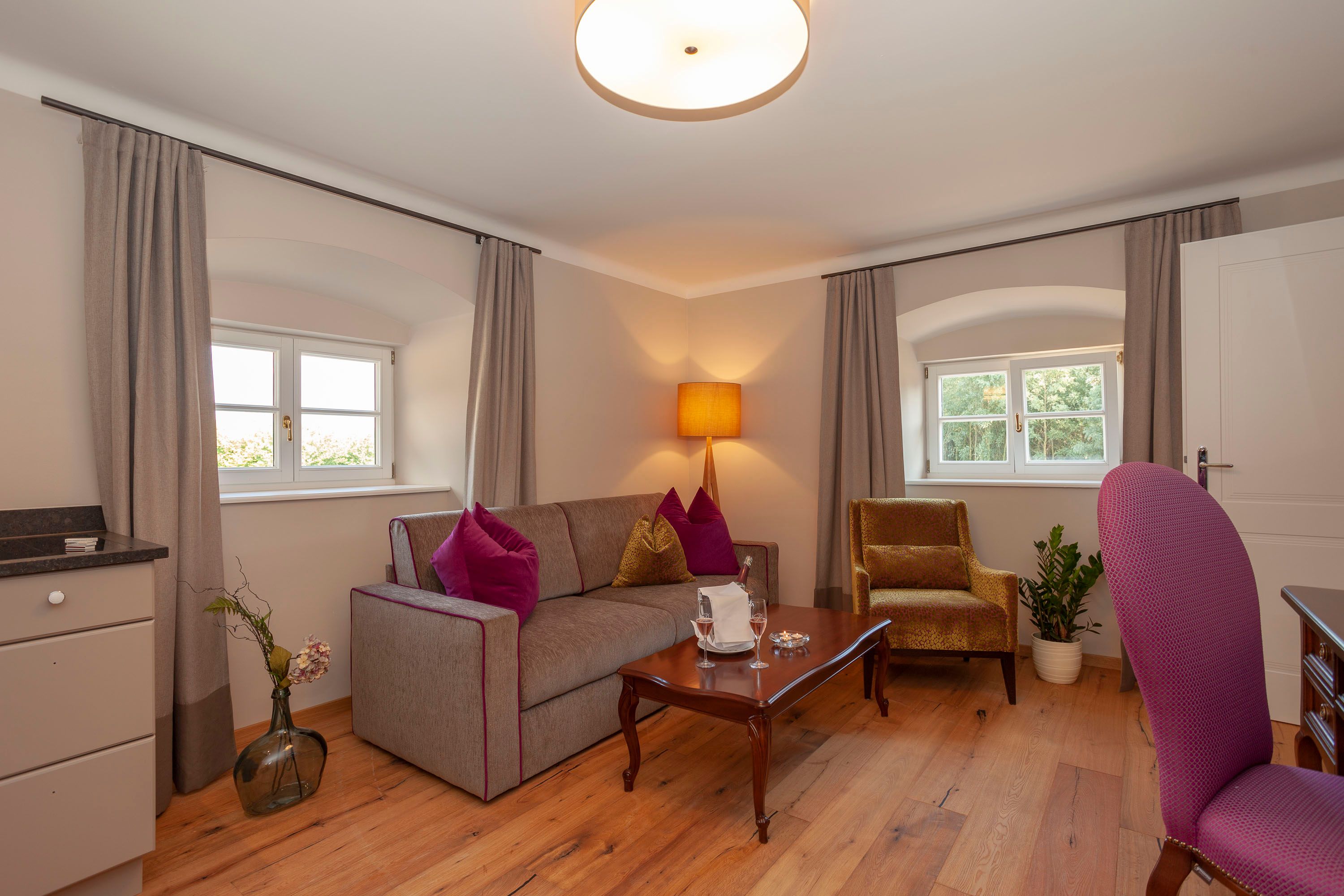 Elegante Suite mit Sofa, Sessel, Tisch und Dekoration.