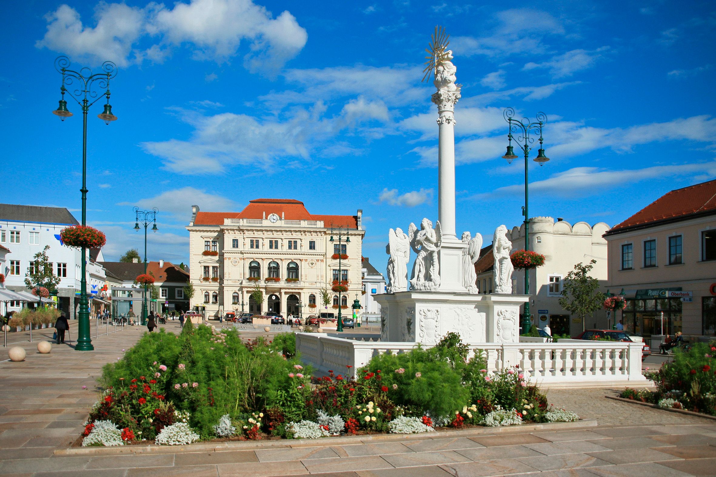 Hauptplatz in Tulln mit barocker Säule und historischen Gebäuden.
