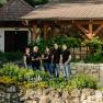 Gruppe von f&uuml;nf Personen vor einem Weingut mit Sporr-Banner.