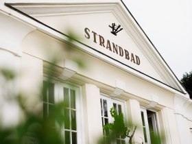 Das Alpenstrandbad Edlach l&auml;dt mit seiner charmanten Architektur und der ruhigen Atmosph&auml;re zum Verweilen ein. Umgeben von &uuml;ppigem Gr&uuml;n und der majest&auml;tischen Kulisse der Wiener Alpen, ist dieser Ort ein perfektes Ziel f&uuml;r Erholungssuchende und Naturliebhaber.