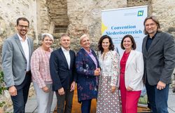 Gruppenfoto beim Jubiläumsevent des Convention Bureau Niederösterreich in Perchtoldsdorf: Marcus Linford, Michaela Zeiler, Christian Neuwirth, Andrea Kö, Edith Mader, Maria-Luise Fröch und Thomas Denk vor einem Convention-Niederösterreich-Roll-up.