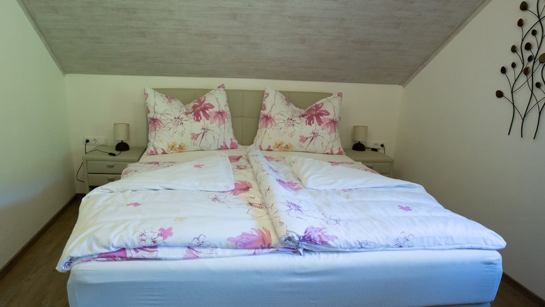 ger&auml;umiges Schlafzimmer mit Balkon, &copy; Gerlinde Hofmaier