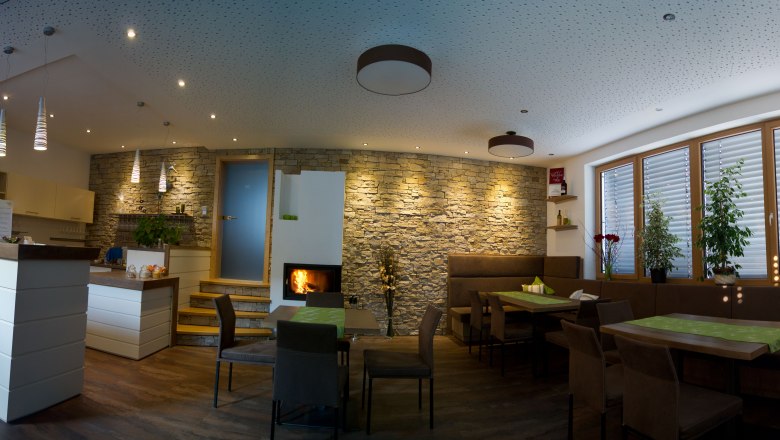 Moderner Verkostungsraum mit Theke, Tischen und Kamin.