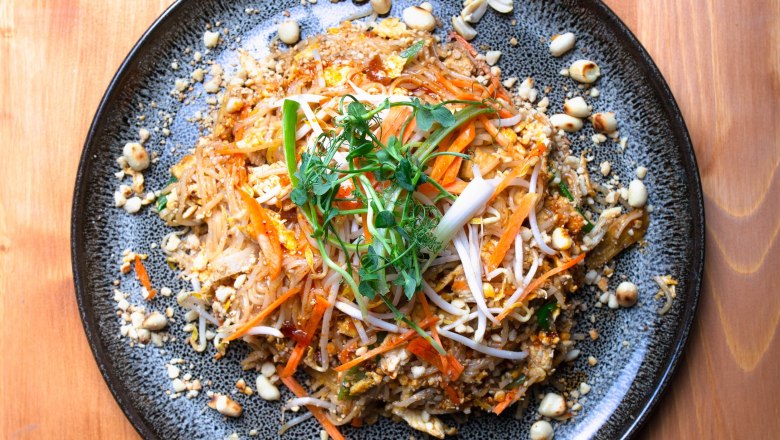 Speise auf einem schwarzen Teller angerichtet