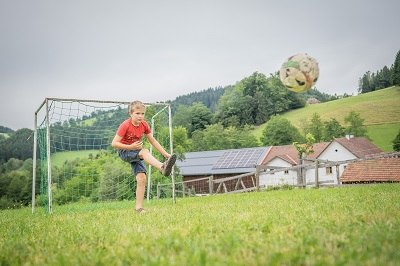 Fussballspielen auf einem besonderen Platz, &copy; Einkehrhof Poggau