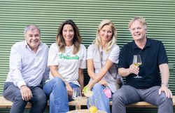 Christian Blazek, Mariella Klement-Kapeller, Christiana Naue-Hess und Michael Duscher sitzen bei D NA Semmering vor dem ehemaligen Kaufhaus Louvre.