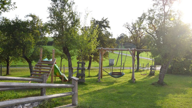 Schaukel und Rutsche, &copy; H&ouml;barten