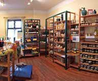 Innenansicht eines Bauernladens mit Regalen voller Produkte.