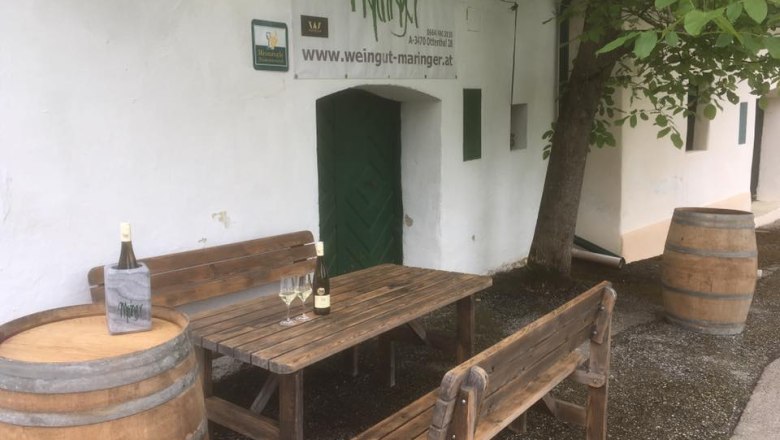 unterm Nussbaum vorm Maringer Keller, &copy; Weingut Maringer