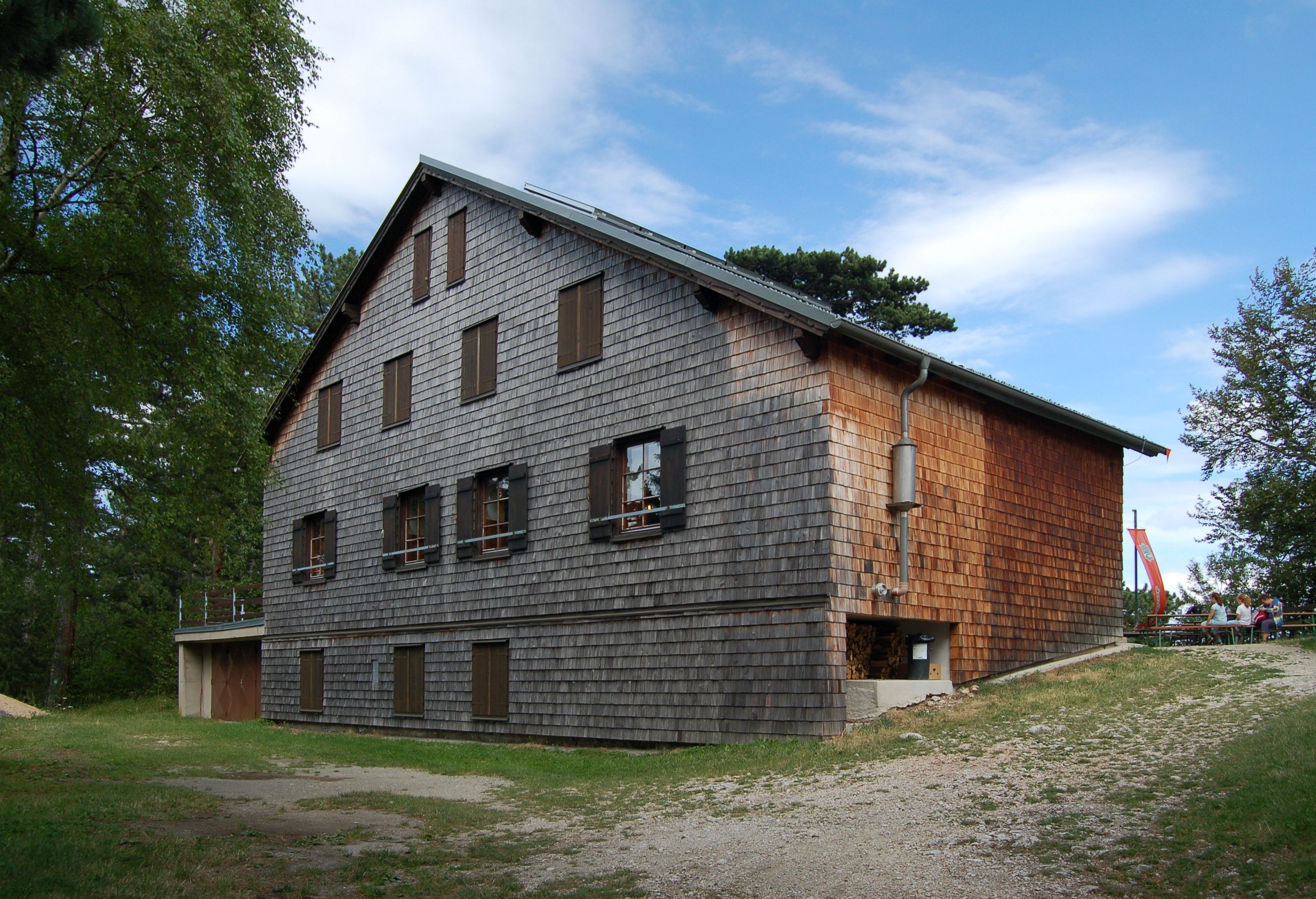 Neunkirchner Haus auf der Flatzer Wand mit Holzfassade und blauen Himmel.