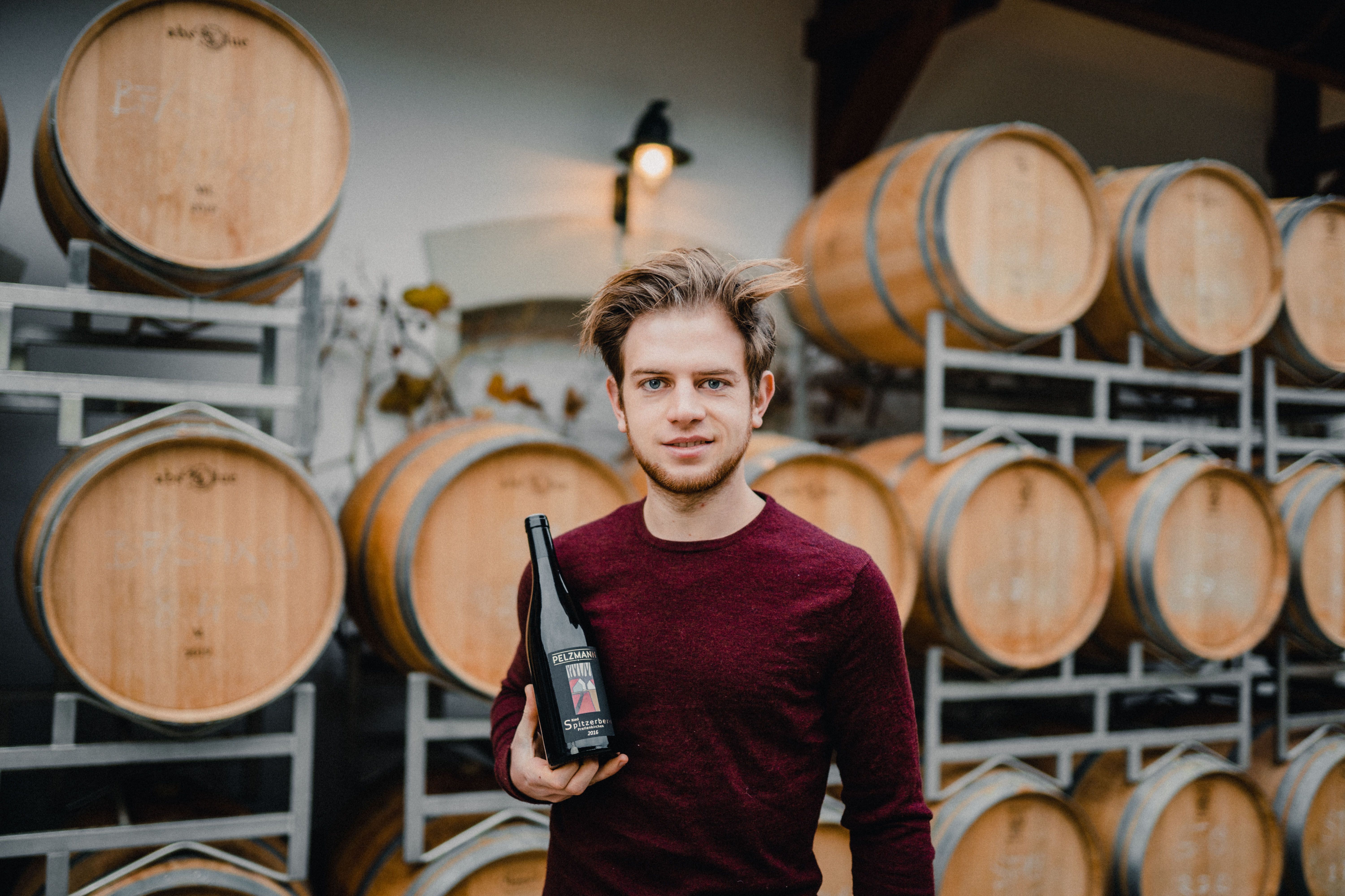 Winzer Pelzmann im Weinkeller