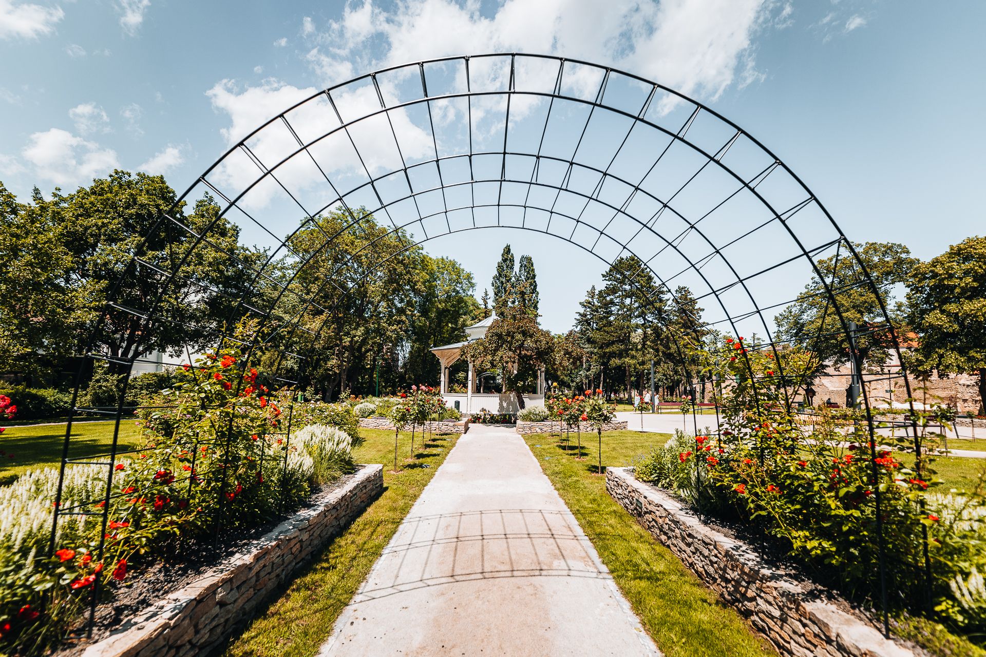 Grüner Stadtpark mit romantischem Pavillon, Rosengarten und Gitterbogen