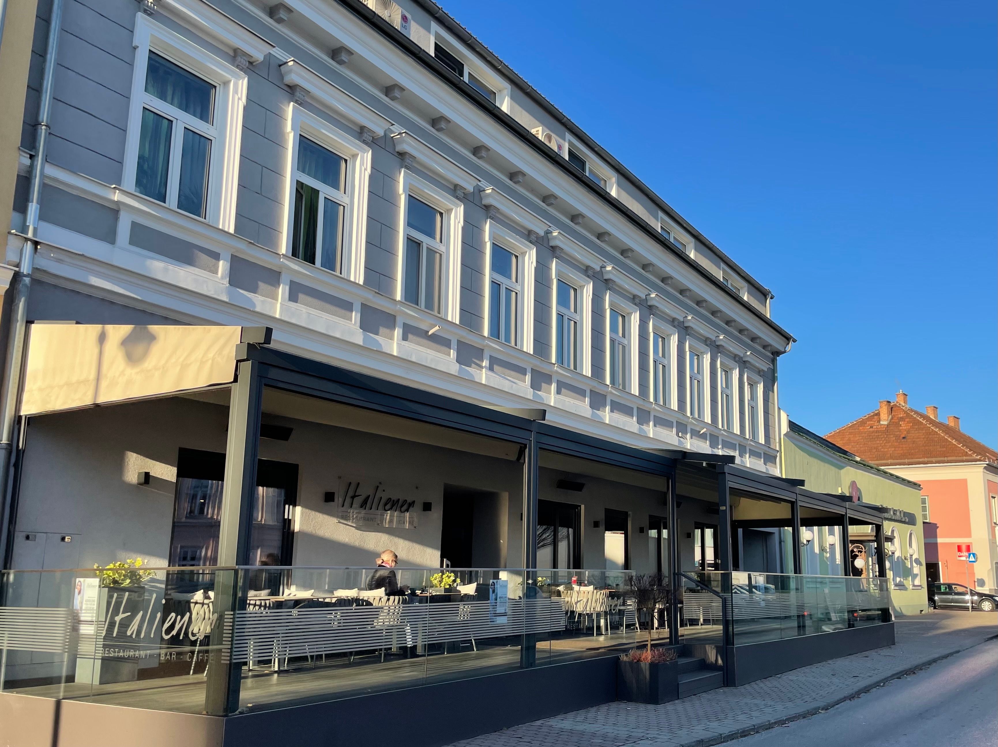 Außenansicht eines italienischen Restaurants mit Terrasse