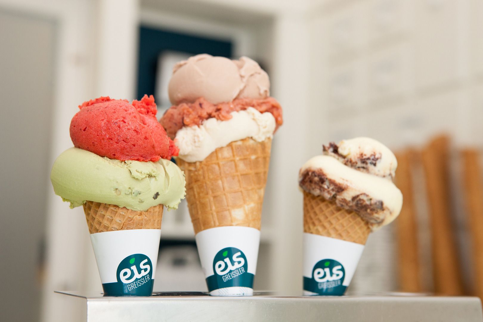 Drei Eistüten mit verschiedenen Eissorten von Eis Greissler.