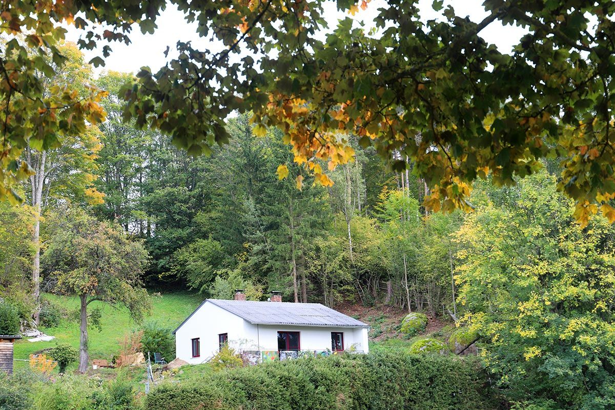 ur_haus_aussen_herbstlaub_3232