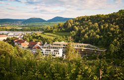 Innenansicht des Spabereiches mit bequemen Sitzmöbeln und großen Fenstern.