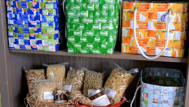 Regal mit geflochtenen K&ouml;rben aus Verpackungen.