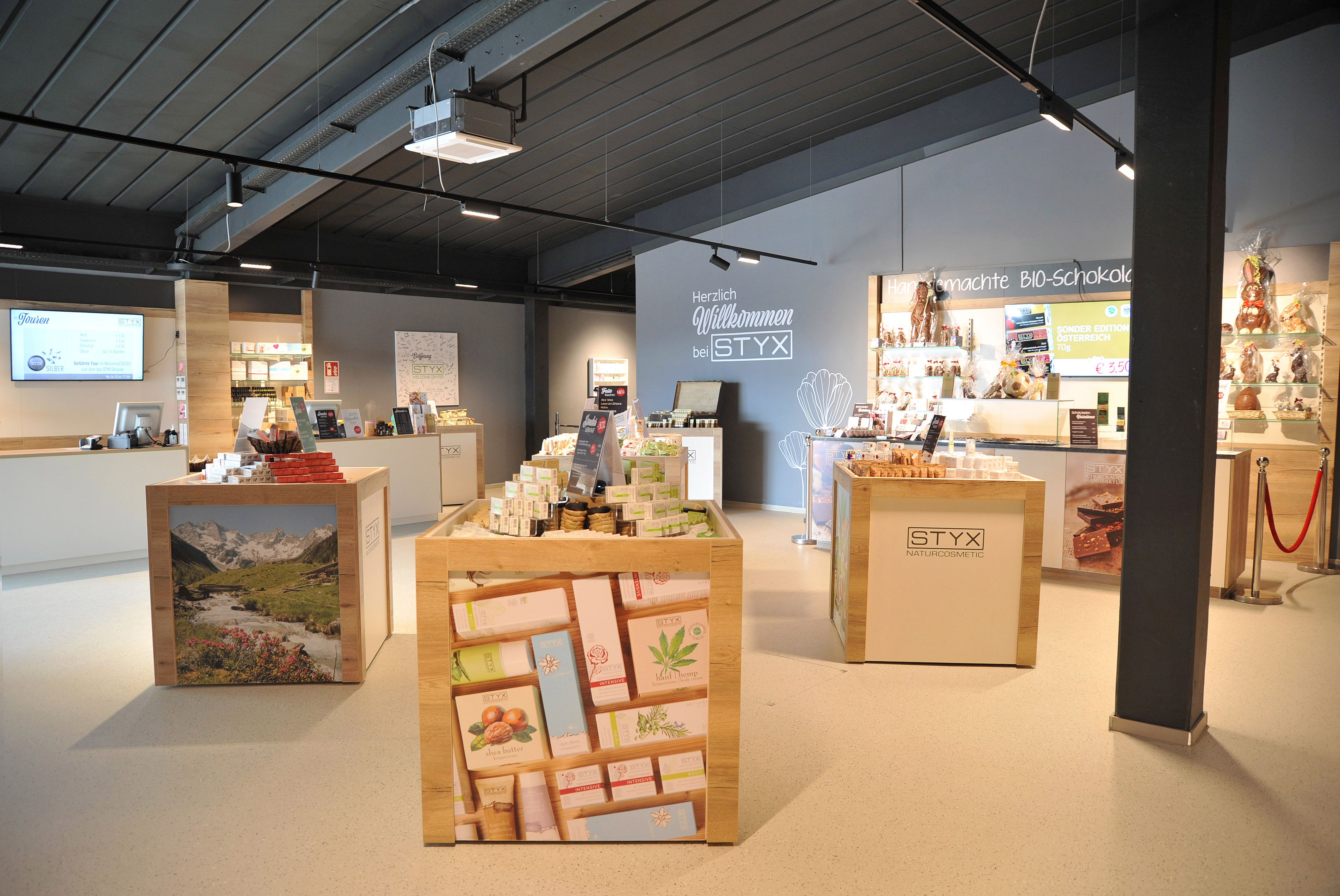 Innenansicht des Styx Welcome Centers mit Kosmetik- und Schokoladenprodukten.