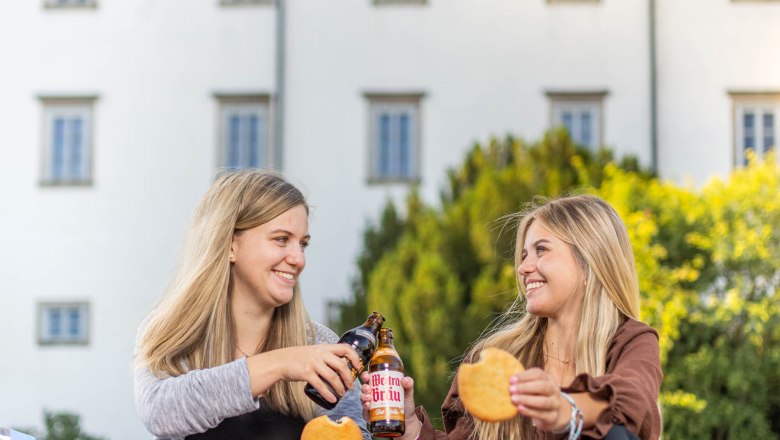 Picknick im Basteigarten von Schloss Weitra
