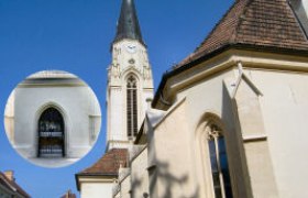 Stadtpfarrkirche Korneuburg mit Kirchturm und gotischen Fenstern.