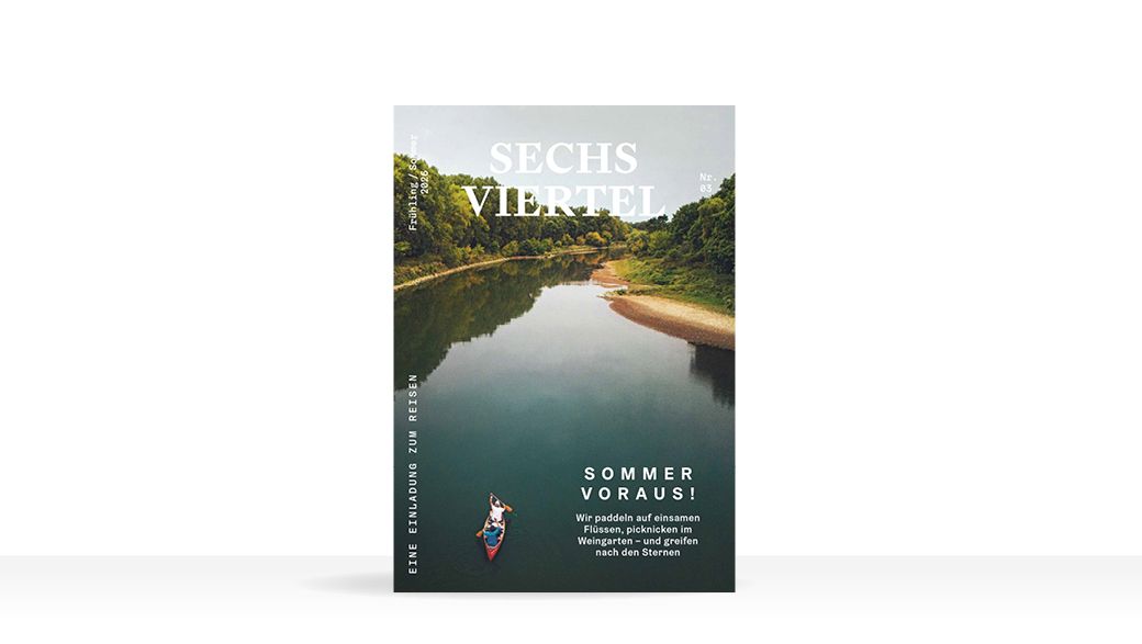 Cover des "SECHS VIERTEL Magazin" Ausgabe 03. Abgebildet sind zwei Personen, die in einem Kanu die March entlang paddeln. Rechts und links des Flusses sind die grünen Auenlandschaften erkennbar. 