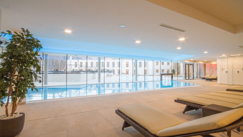 Park-Spa mit in- und Outdoorpool, &copy; Schlosspark/mesonic