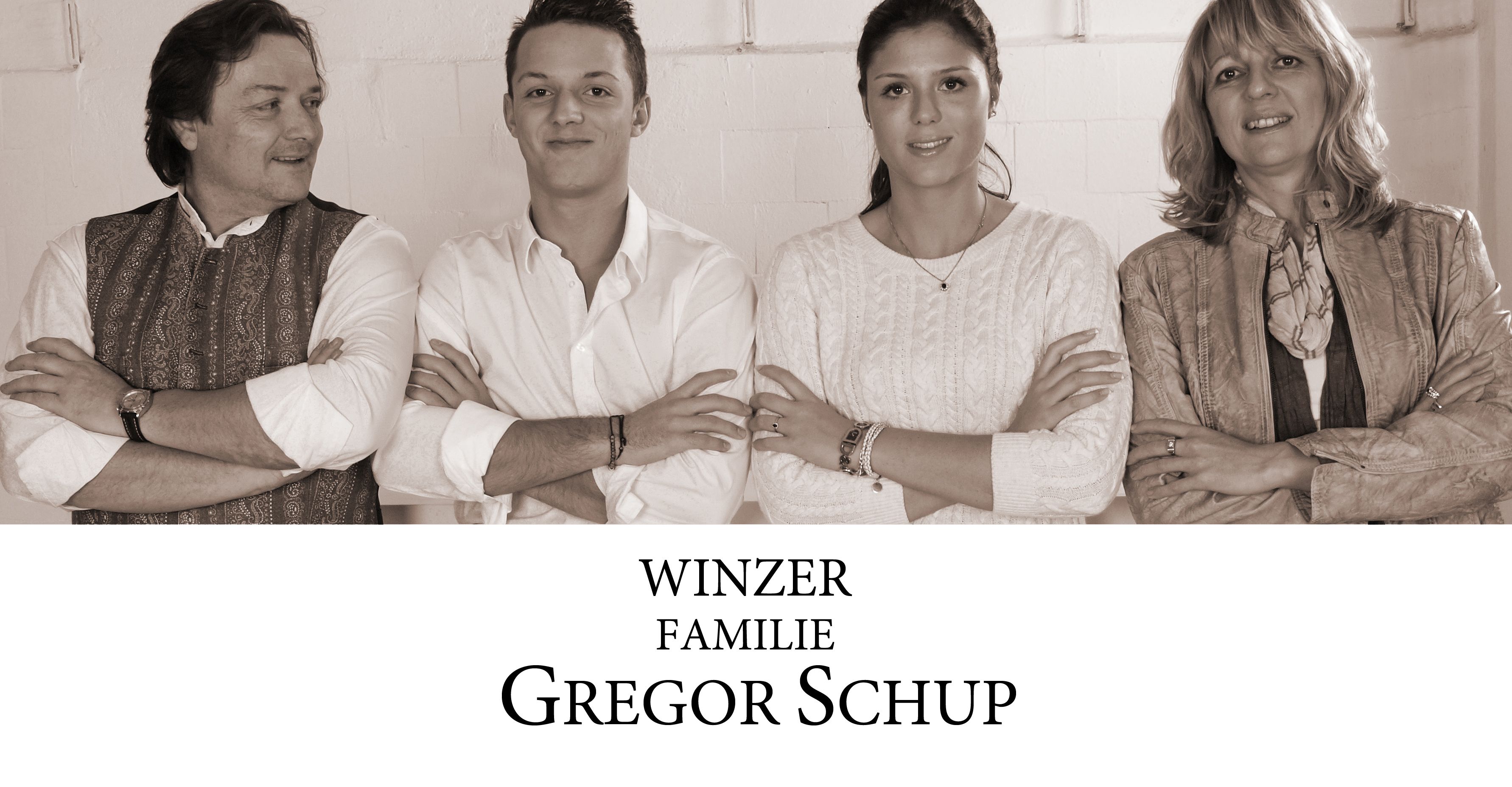 Vier Personen stehen nebeneinander, lächeln und haben die Arme verschränkt. Darunter steht 'Winzer Familie Gregor Schup'.