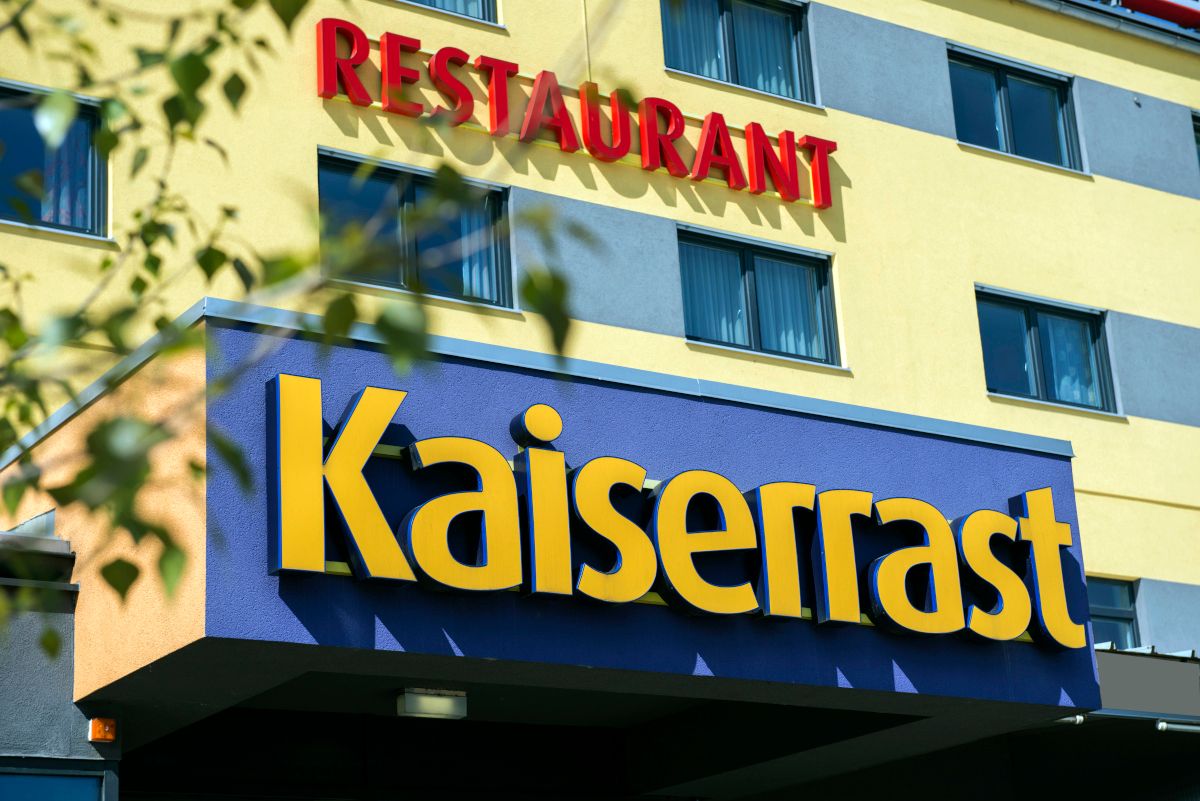 Eingang eines Gebäudes mit den Schildern 'Kaiserrast' und 'Restaurant'.