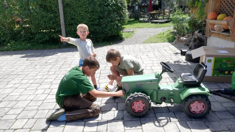 Kinder mit Traktor, © Familie Gasteiner