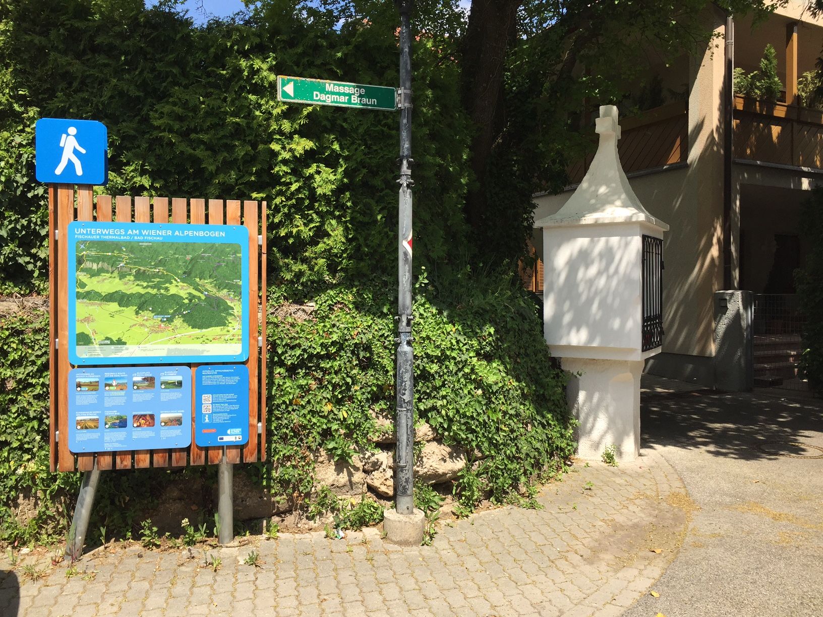 Wanderstartplatz in Bad Fischau mit Infotafel und Wegweiser.