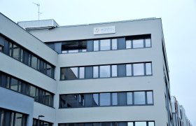 Modernes Gebäude mit Schild 'Hostel Jugendherberge'.