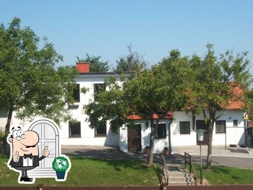 r656-Weinbau-Fam-Semlinger-Heuriger-Zur-Sonnenuhr-facade, &copy; Weinbau Semlinger