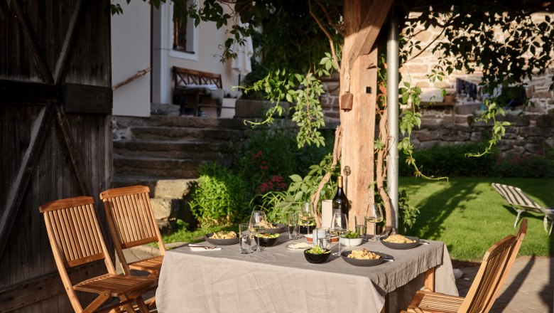 Dinner im Innenhof, &copy; Mathias Lixl / lixl.com