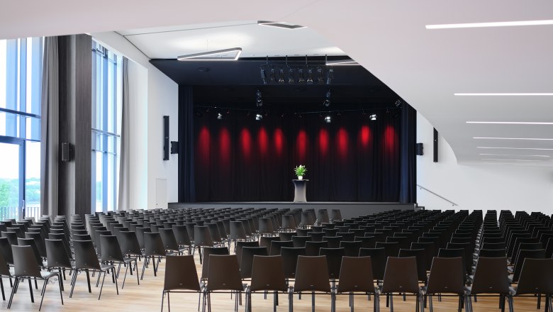 Leerer Veranstaltungsraum mit B&uuml;hne und Stuhlreihen in der Stadthalle Ybbs.