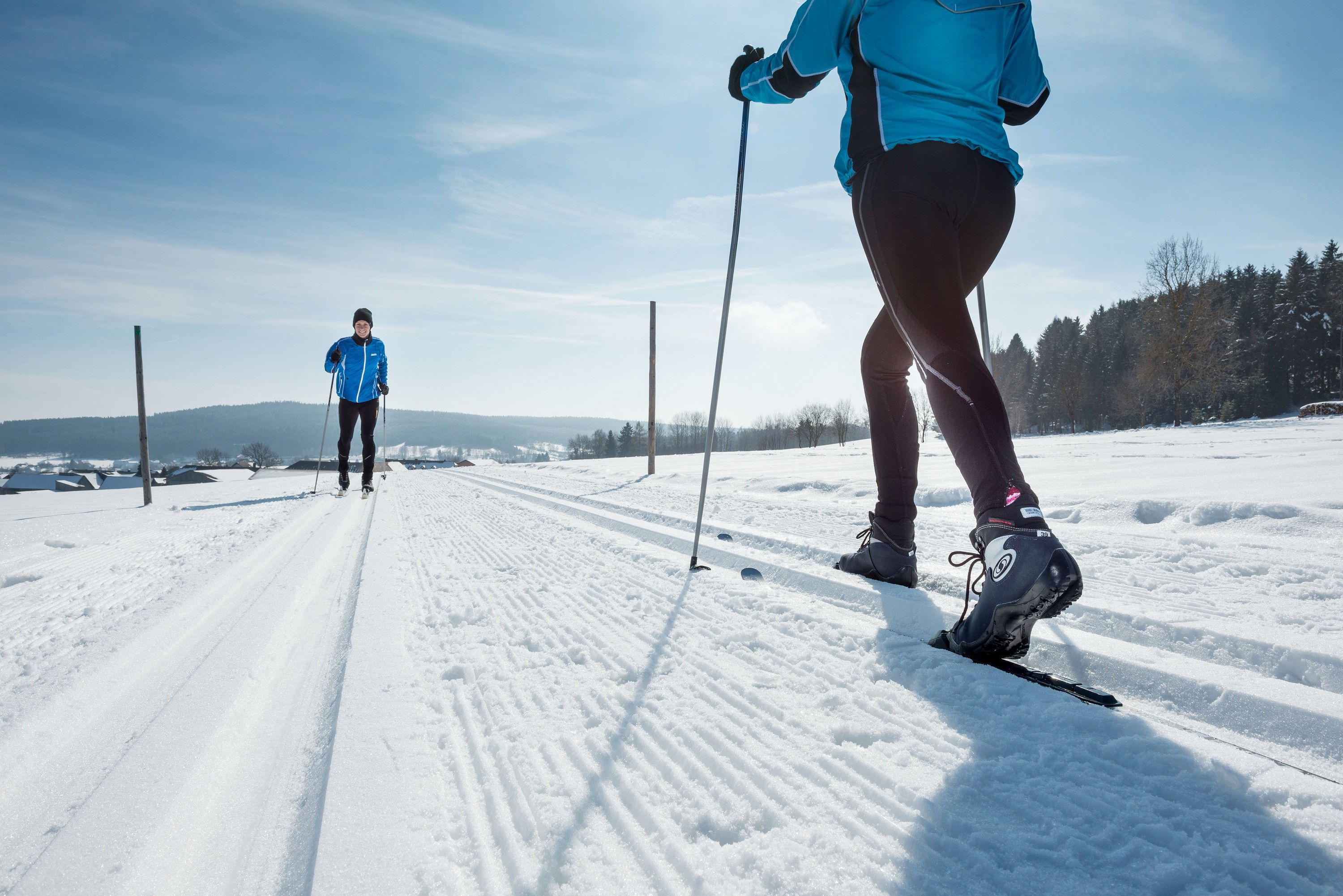 Zwei Personen beim Langlaufen auf einer verschneiten Strecke im Waldviertel.