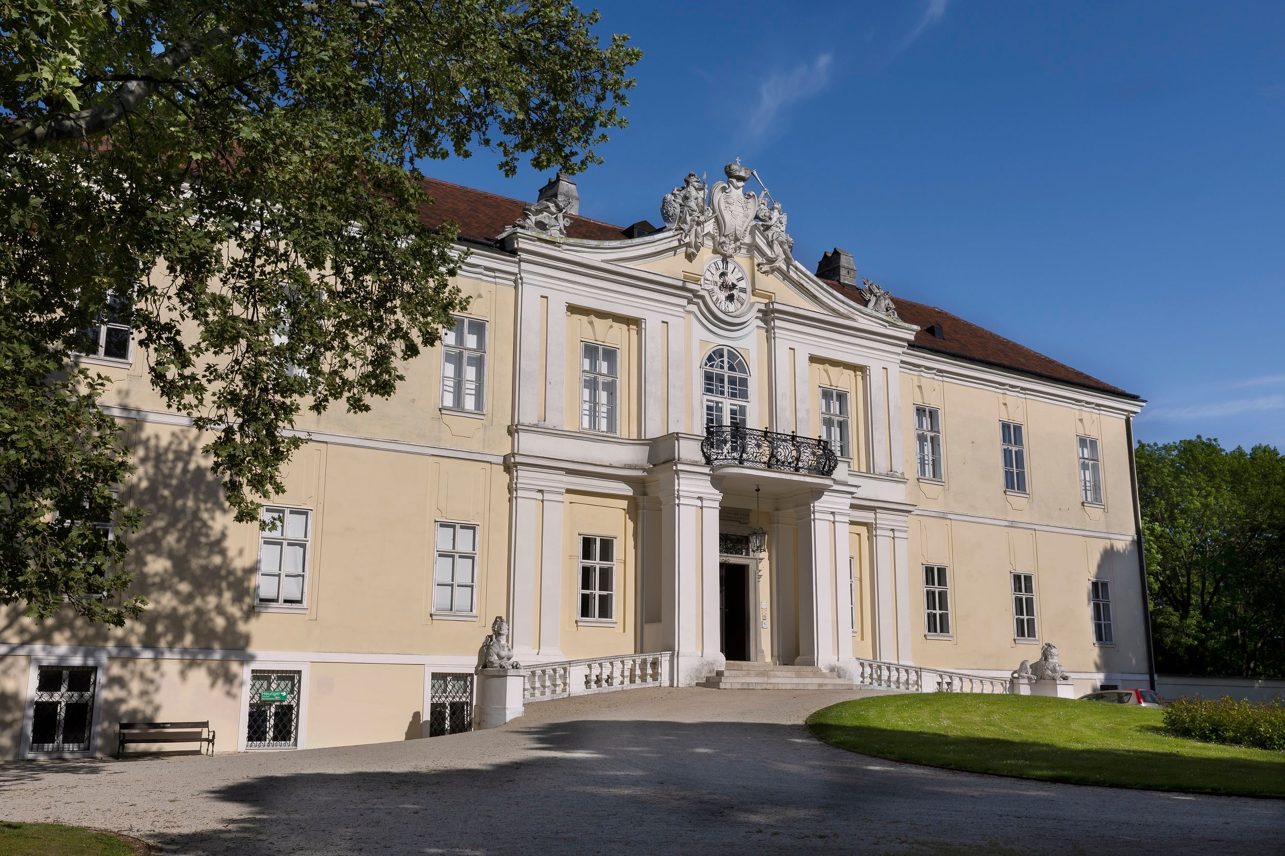 Schloss Wilfersdorf mit gelber Fassade und barockem Eingang.