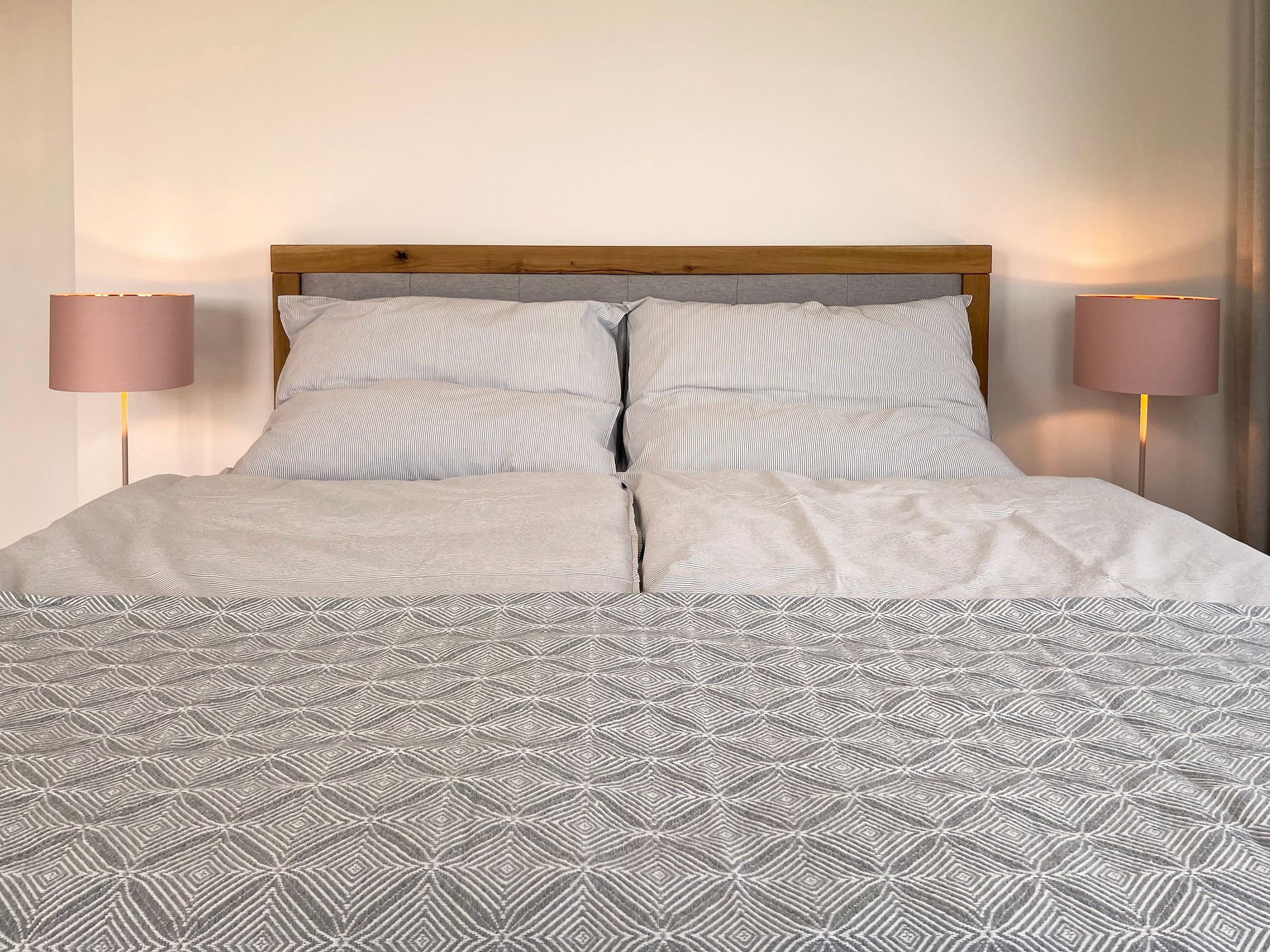 Boxspringbett im Schlafzimmer 1