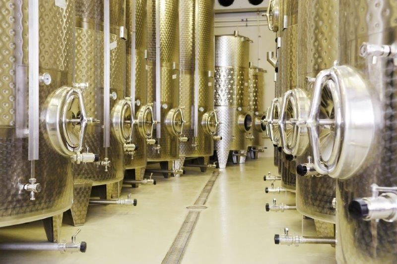 Moderne Weinfässer nebeneinander.