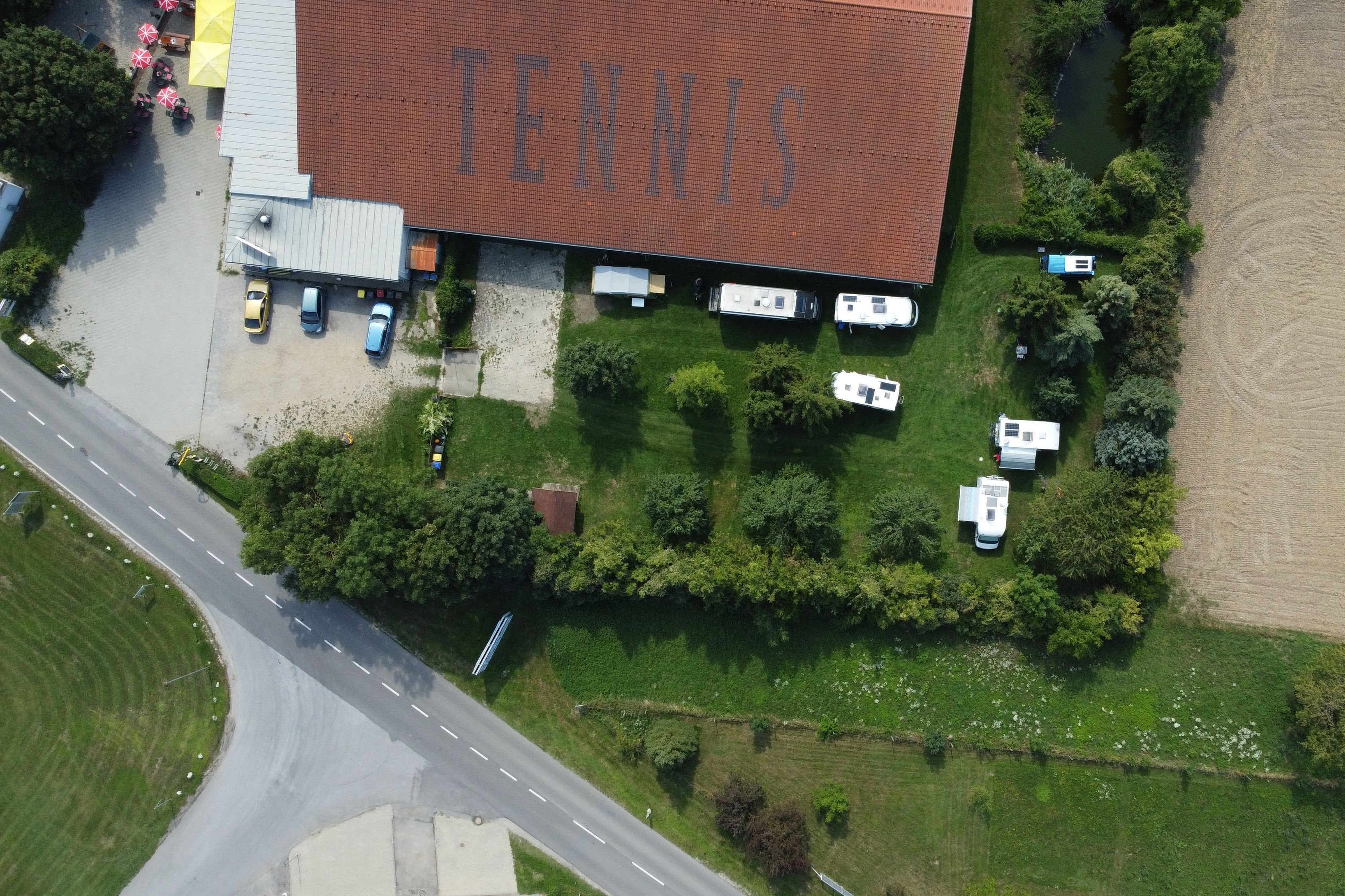 Luftbildaufnahme Tennishalle Petronell