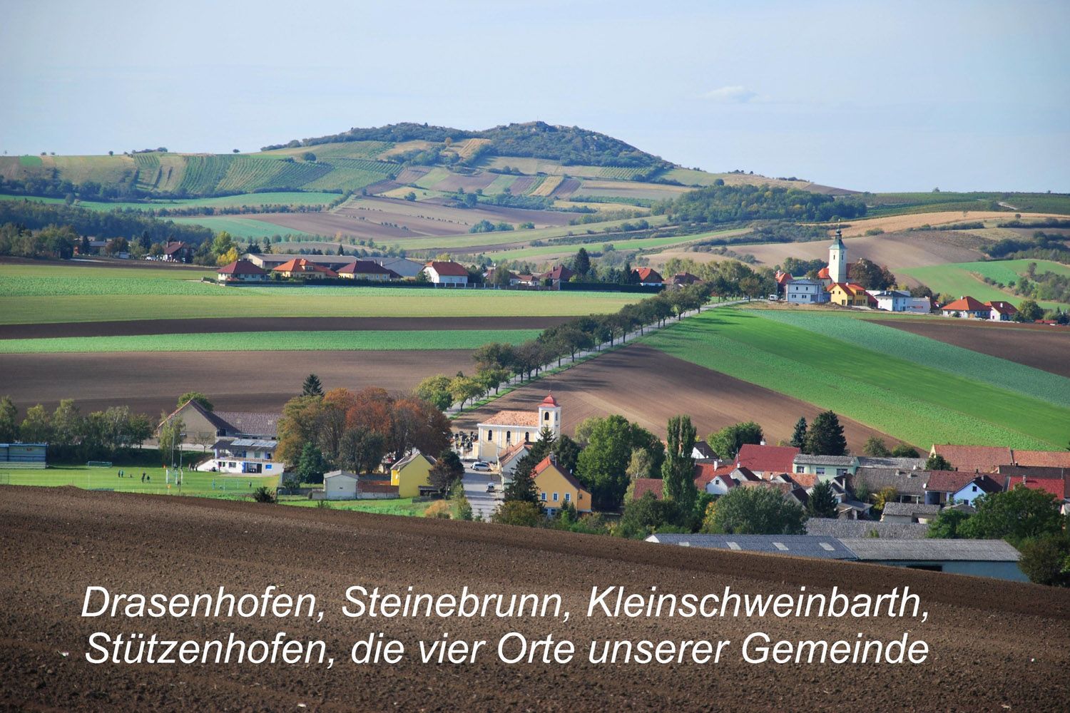 Landschaft mit Feldern und Dörfern in Drasenhofen, Österreich.