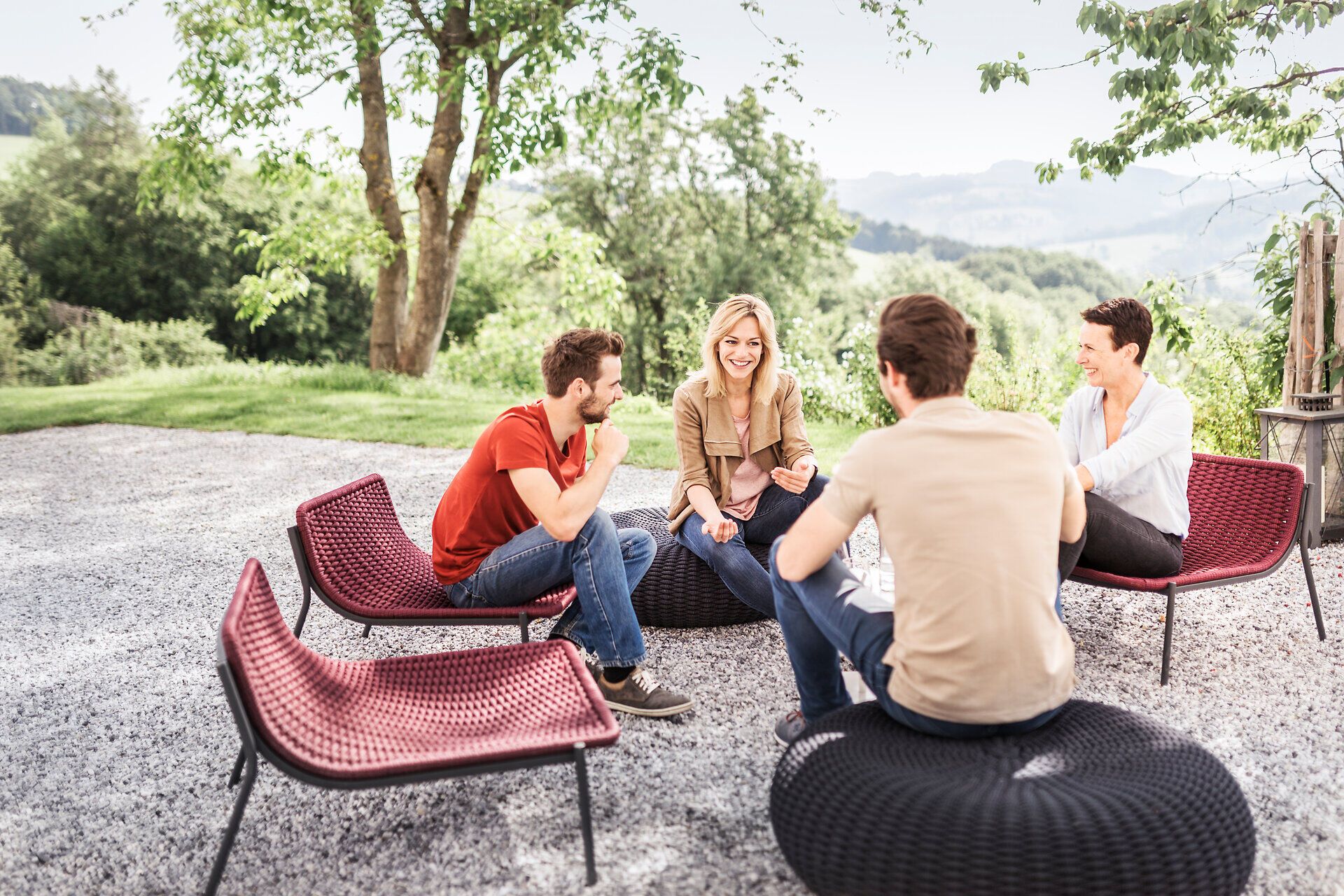 Inmitten der sanften Hügel des Mostviertels genießen Freunde eine entspannte Zeit auf der gemütlichen Lounge-Terrasse. Umgeben von üppigem Grün und atemberaubenden Ausblicken auf die Berge, lädt dieser Ort zum Verweilen und Entspannen ein.