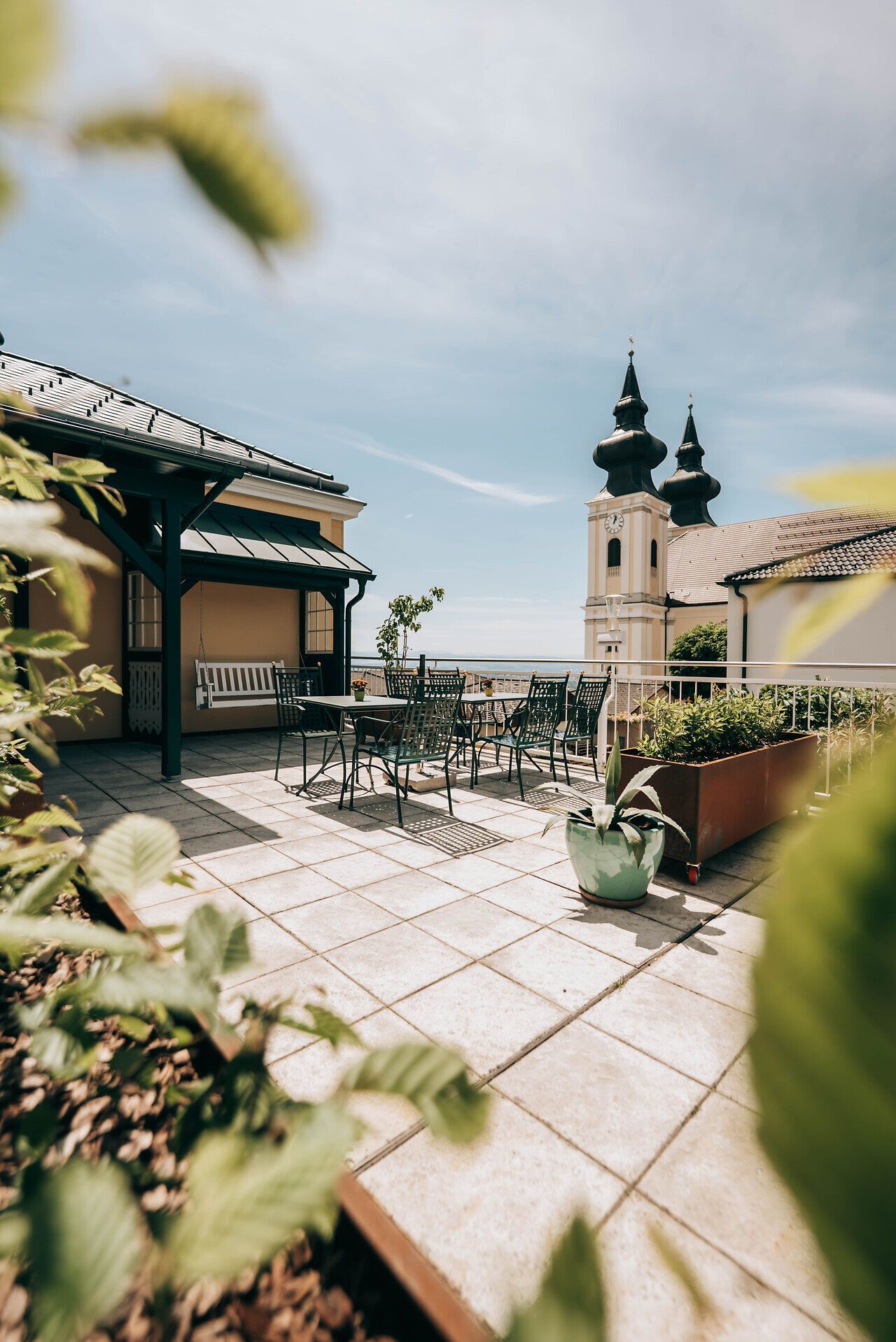 Terrasse "Zum Goldenen Löwen" mit Sitzgruppe und Ausblick auf die Basilika Maria Taferl