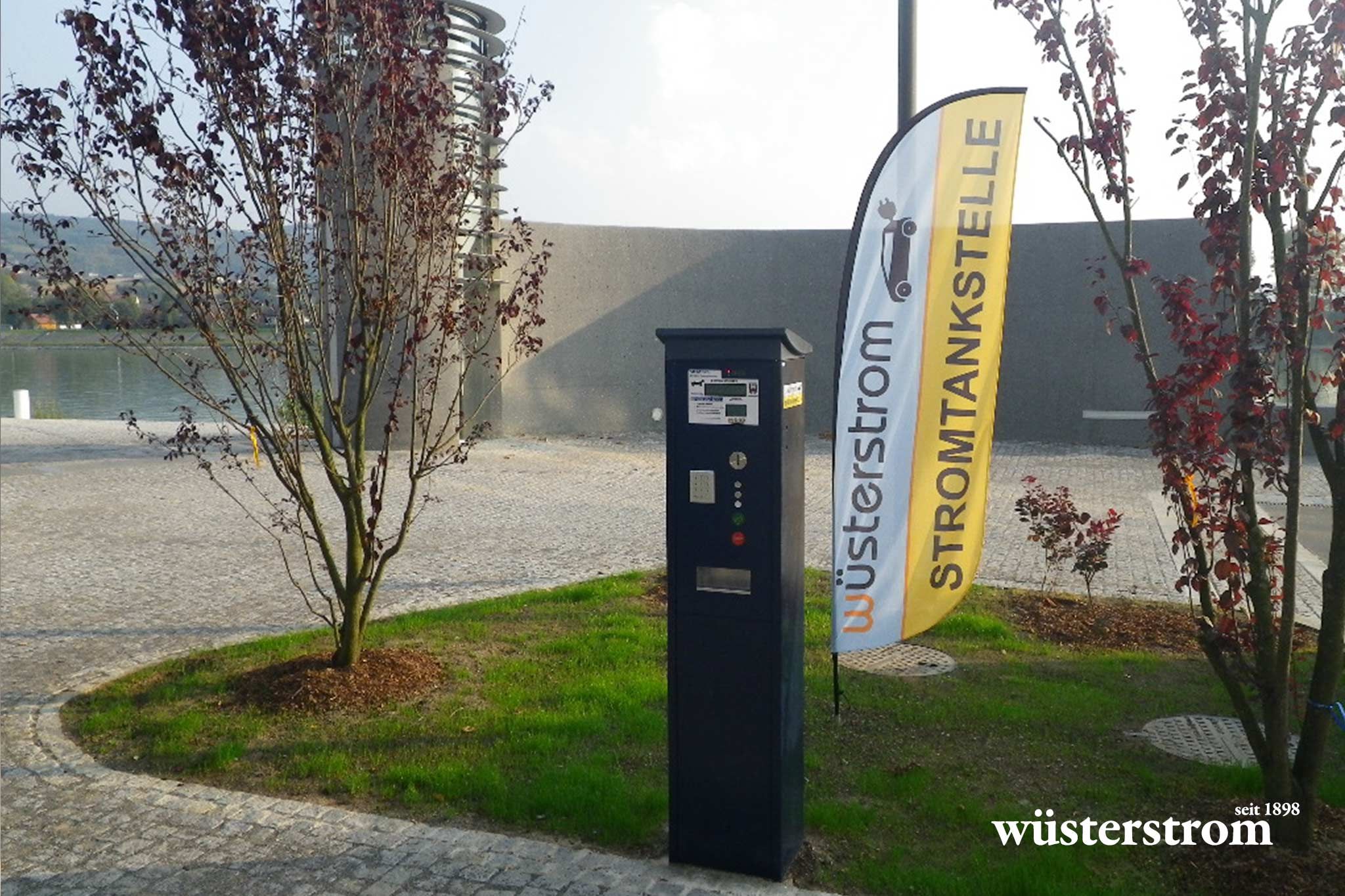 Elektromobilität an der Donaulände bei der Stadthalle Ybbs